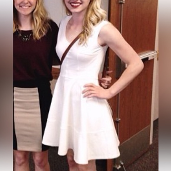 CUTE WHITE DRESS - Picture 1 of 3